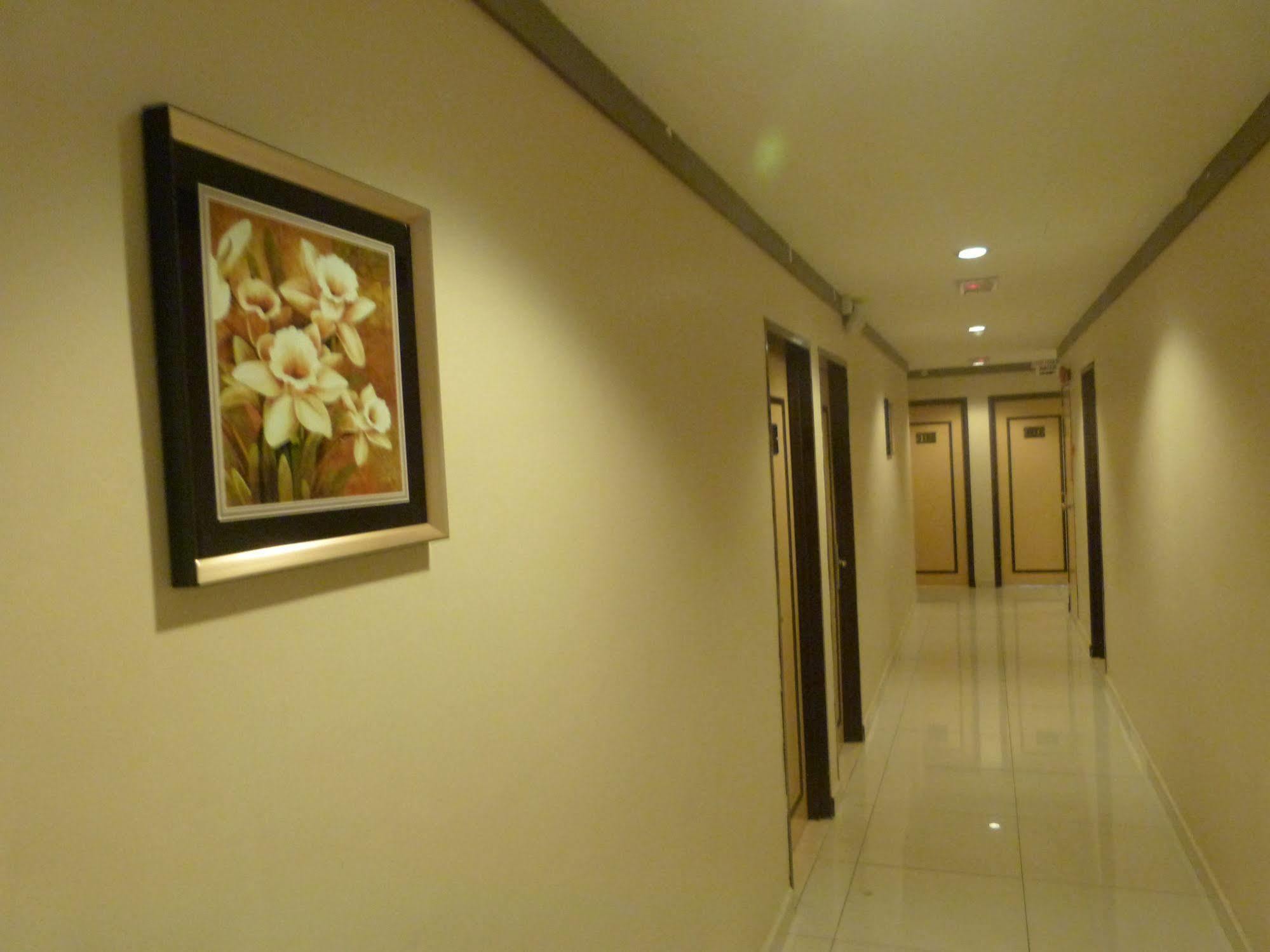 โรงแรมเอโร สตาร์ เซเรมบัน ภายนอก รูปภาพ